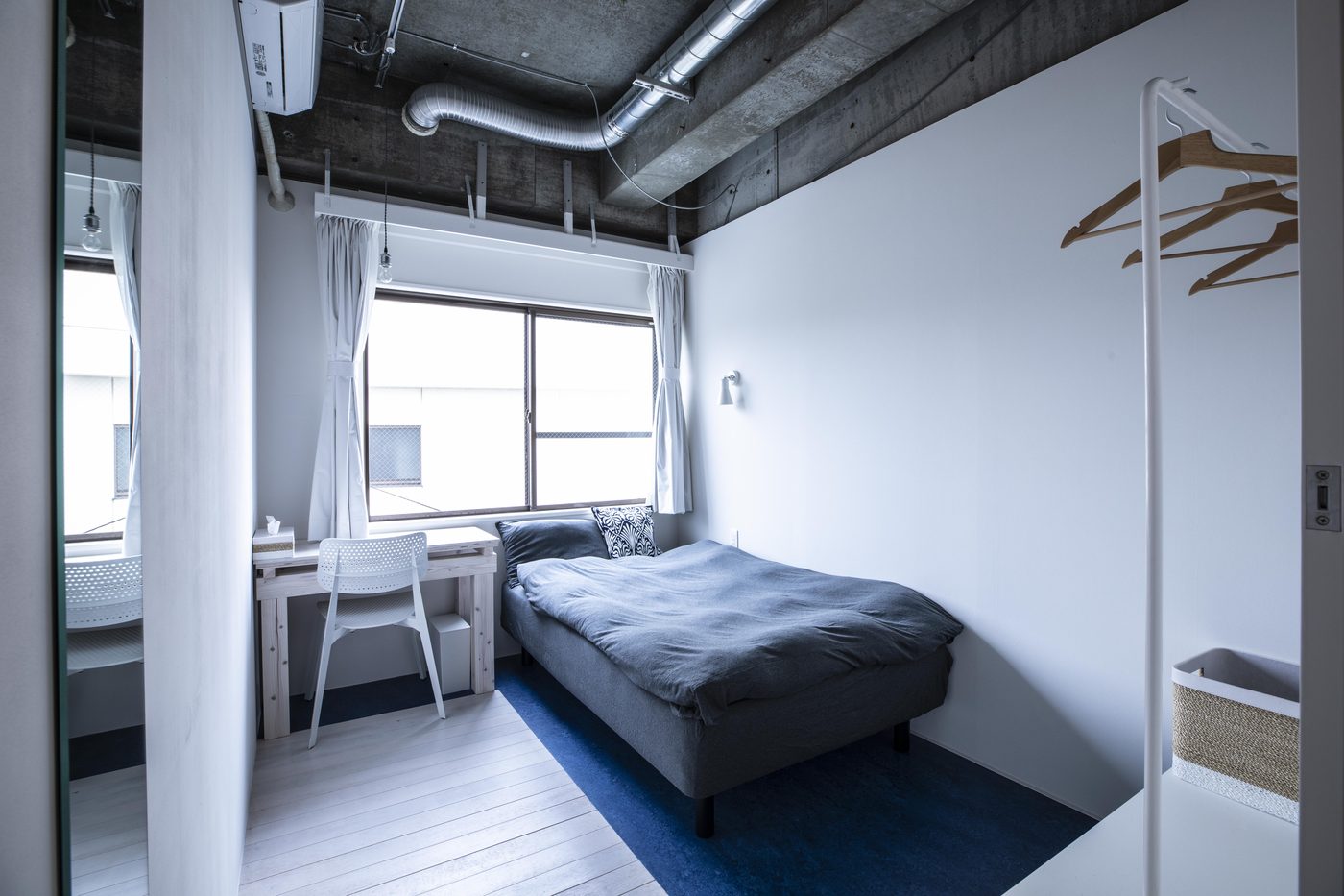 セミダブルベッドを備えた The Pier Coliving の家具付き個室