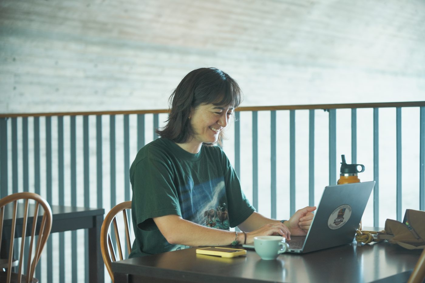 The Pier Coliving でノートPCで働く住人