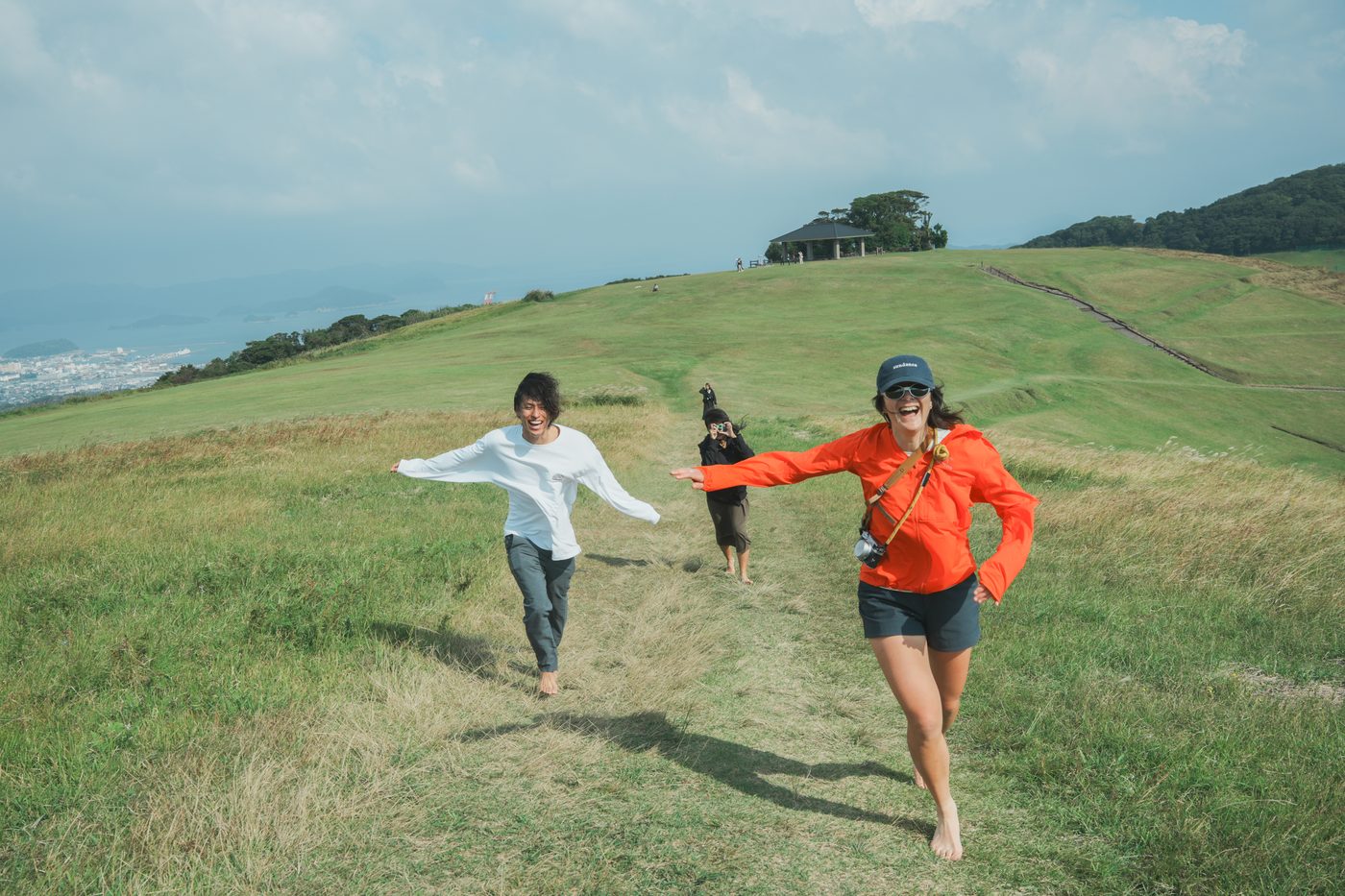 五島・鬼岳の丘を走る住人たち