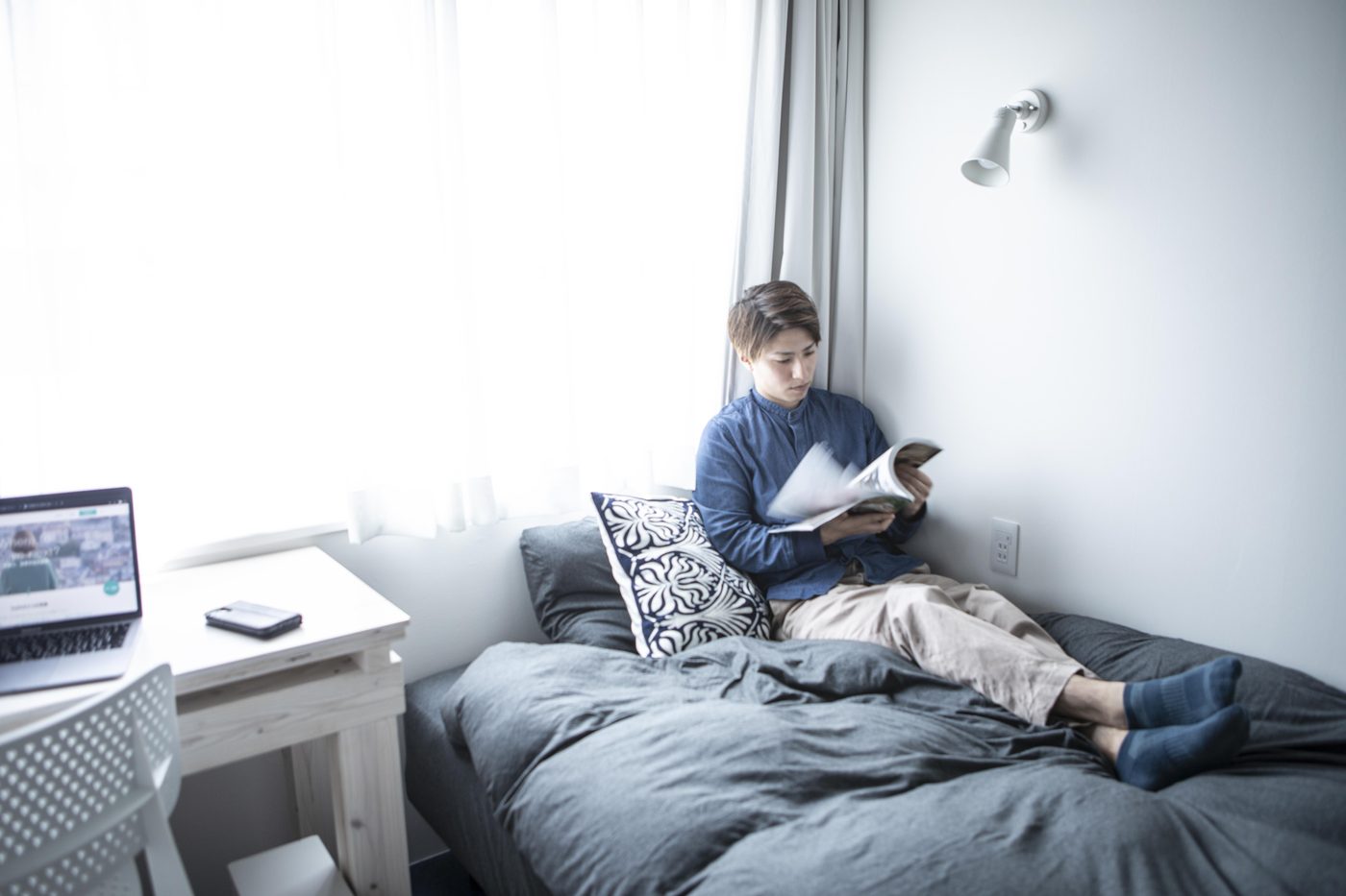 個室で読書する住人